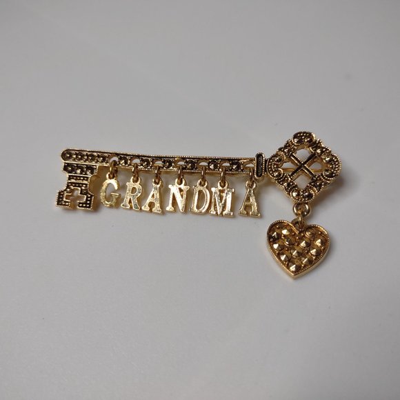 Grandma Key And Heart Vintage Gold Tone Dangle Brooch - Picture 4 of 14